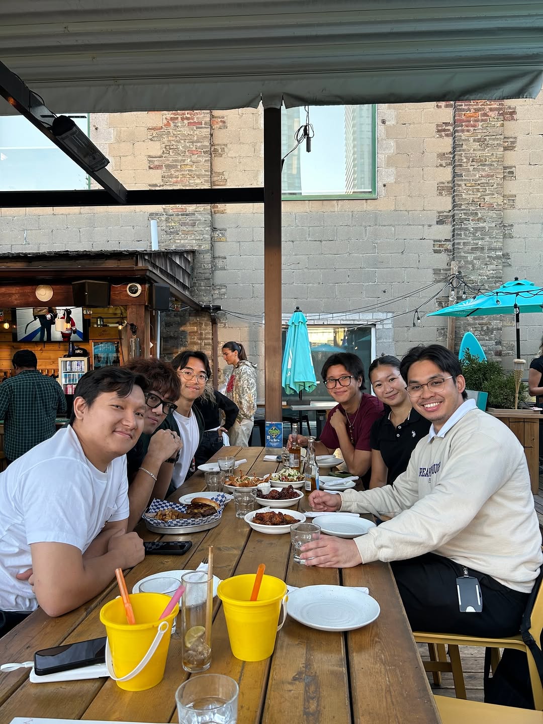 Good food, cold drinks, and a full table 🍻