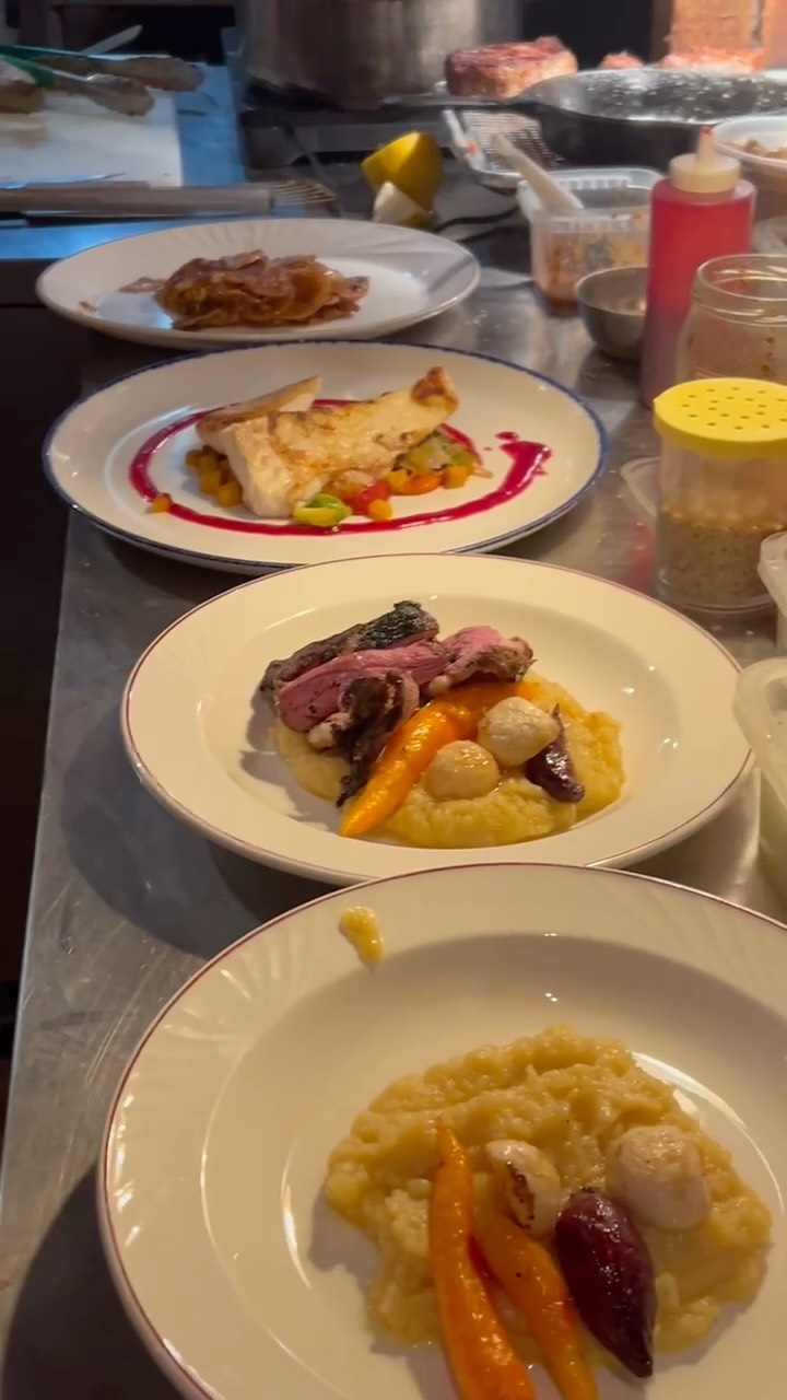Un petit aperçu des coulisses de la cuisine, là où la magie opère. Passez un excellent week-end!