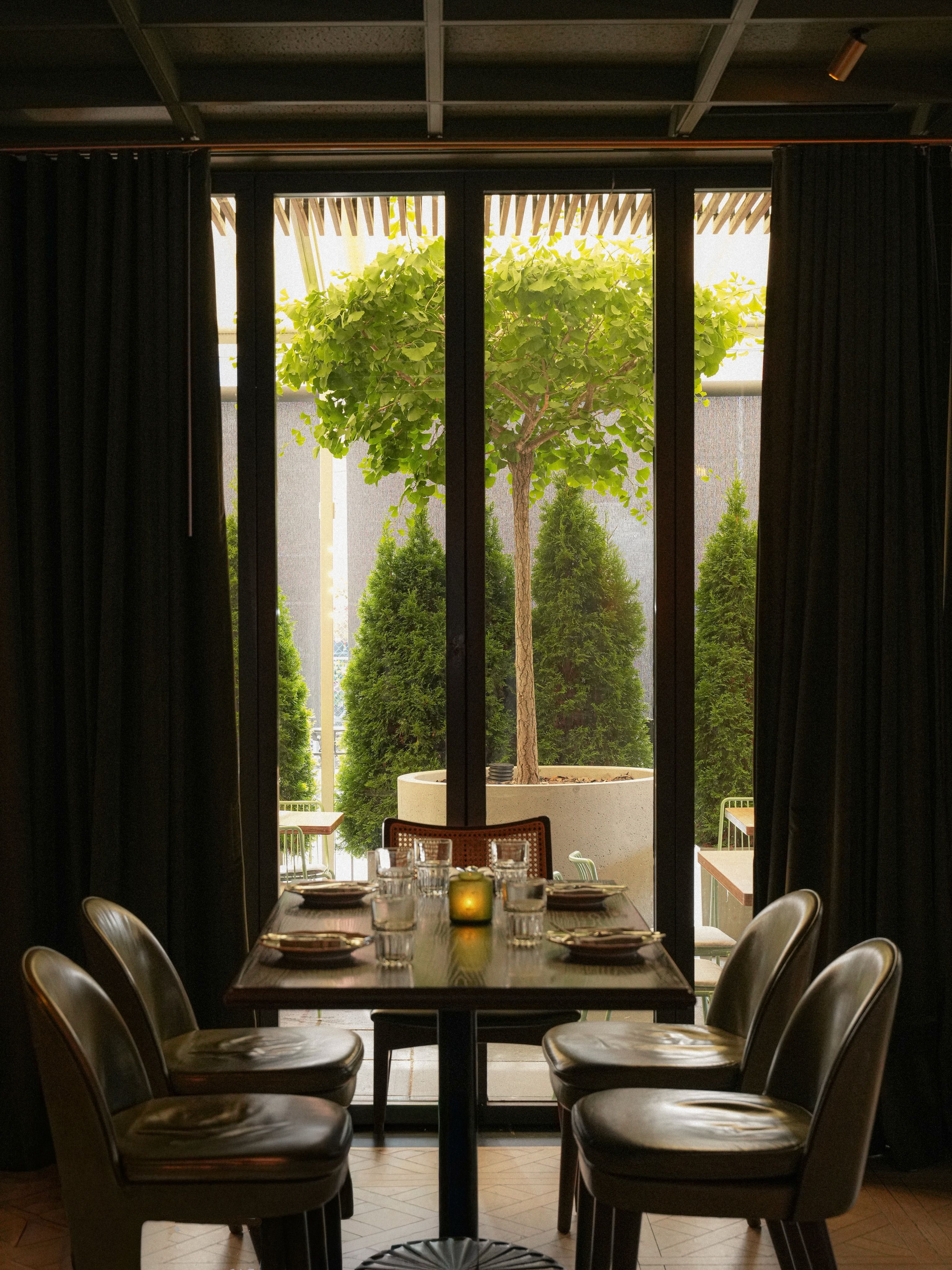 The room changes after dark. Join us for dinner, a bottle worth sharing, and an evening you’ll want to linger over. 🍸