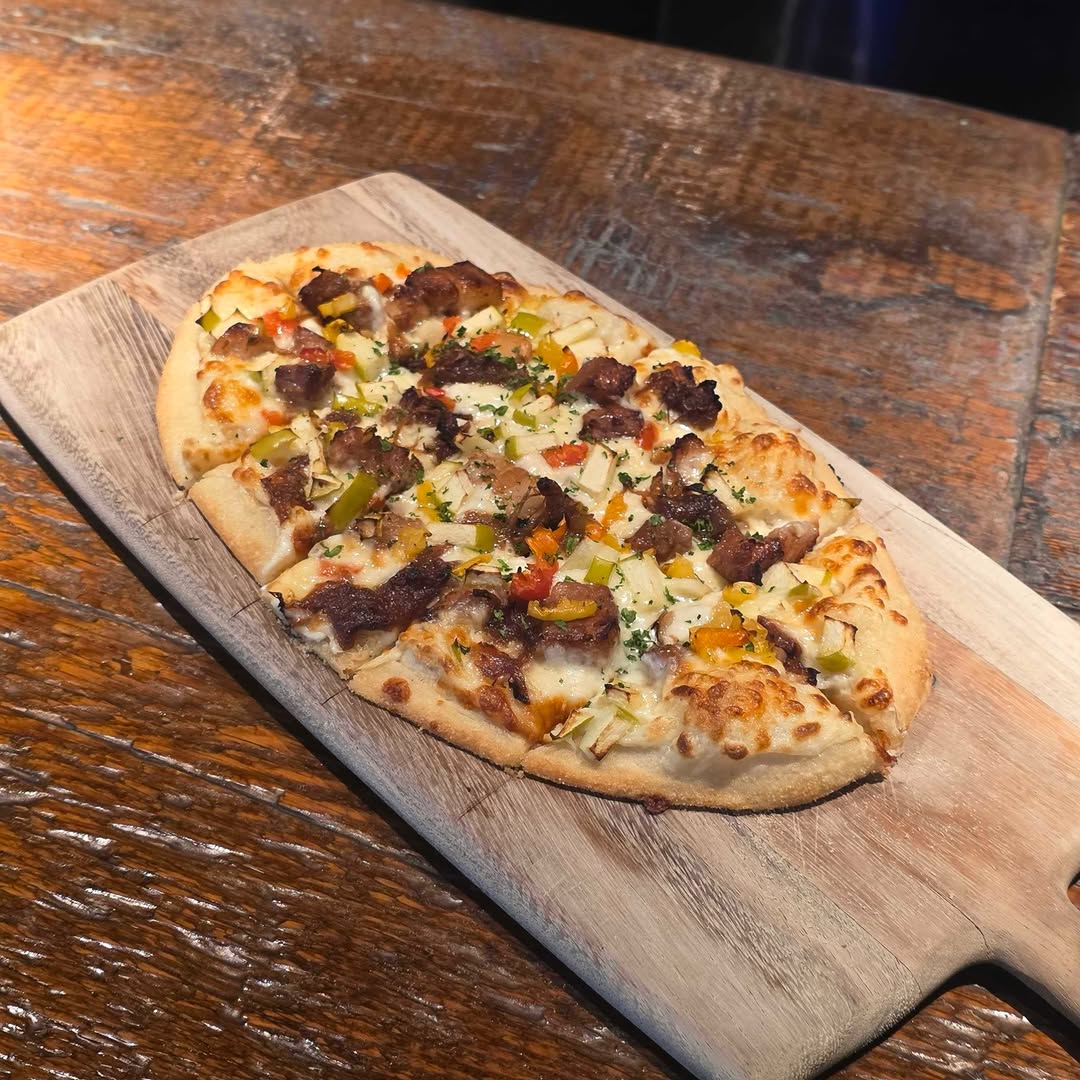 Get your Monday Night pizza fix. 🍕🥂
