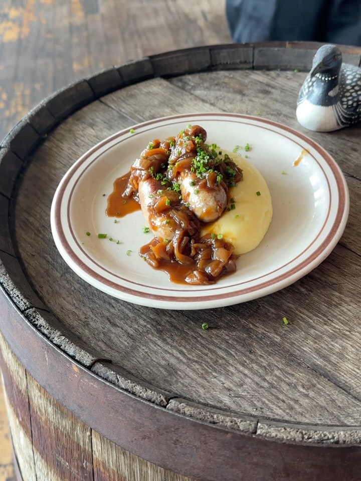 Nouveauté! Saucisse de Cumberland, purée de pommes de terre, sauce aux onions doux.