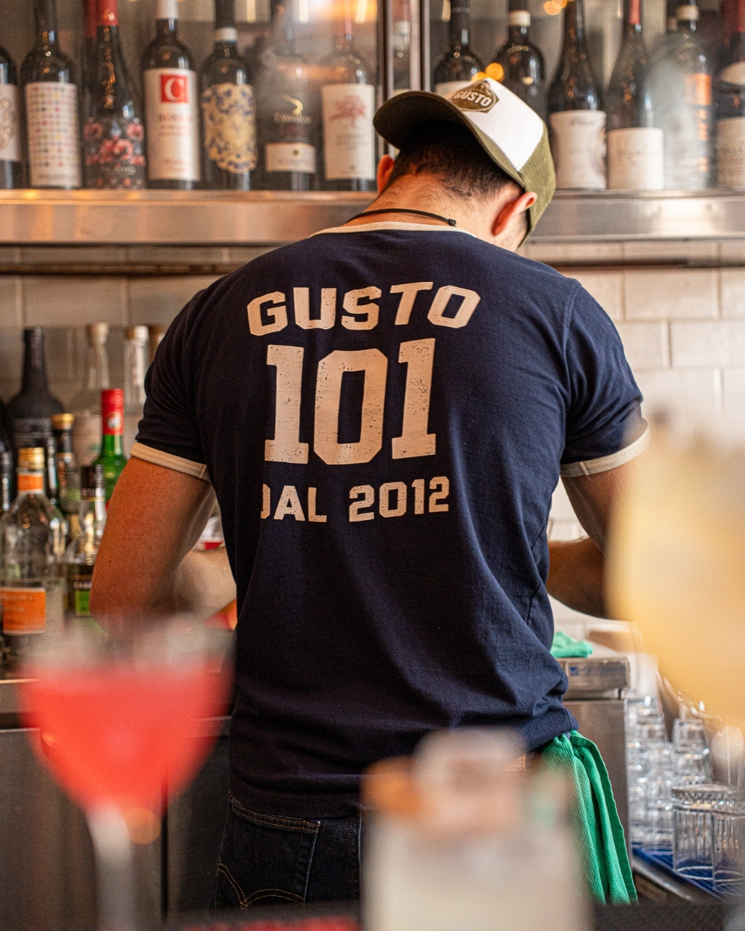 Cocktails at the bar and a Margherita fresh from the oven. Sounds like a pretty good plan to us😉