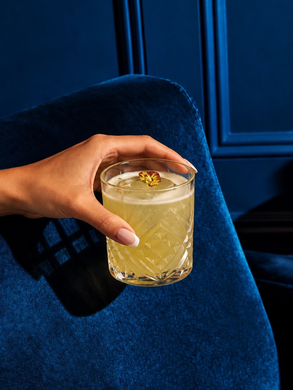 A little something for the whisky lovers! Meet our Honey Bee 🍯 — a refined blend of Johnnie Walker Black, smoked lime,