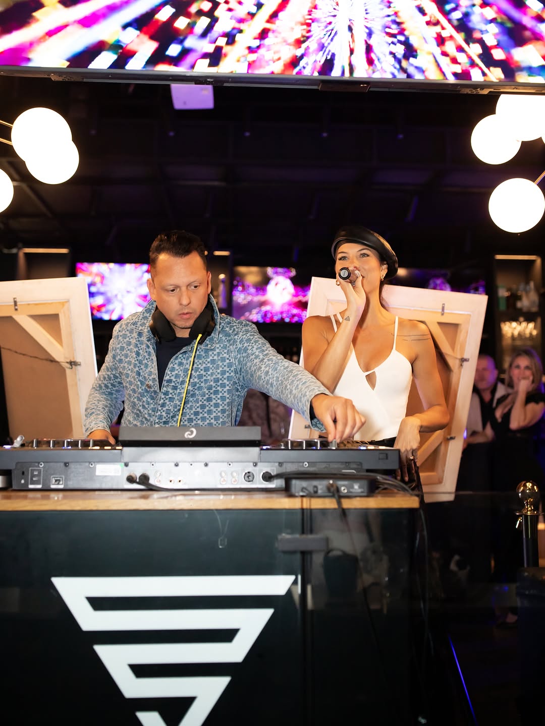 Saturday nights are better at Vagabondo Restobar. 🎶🍸