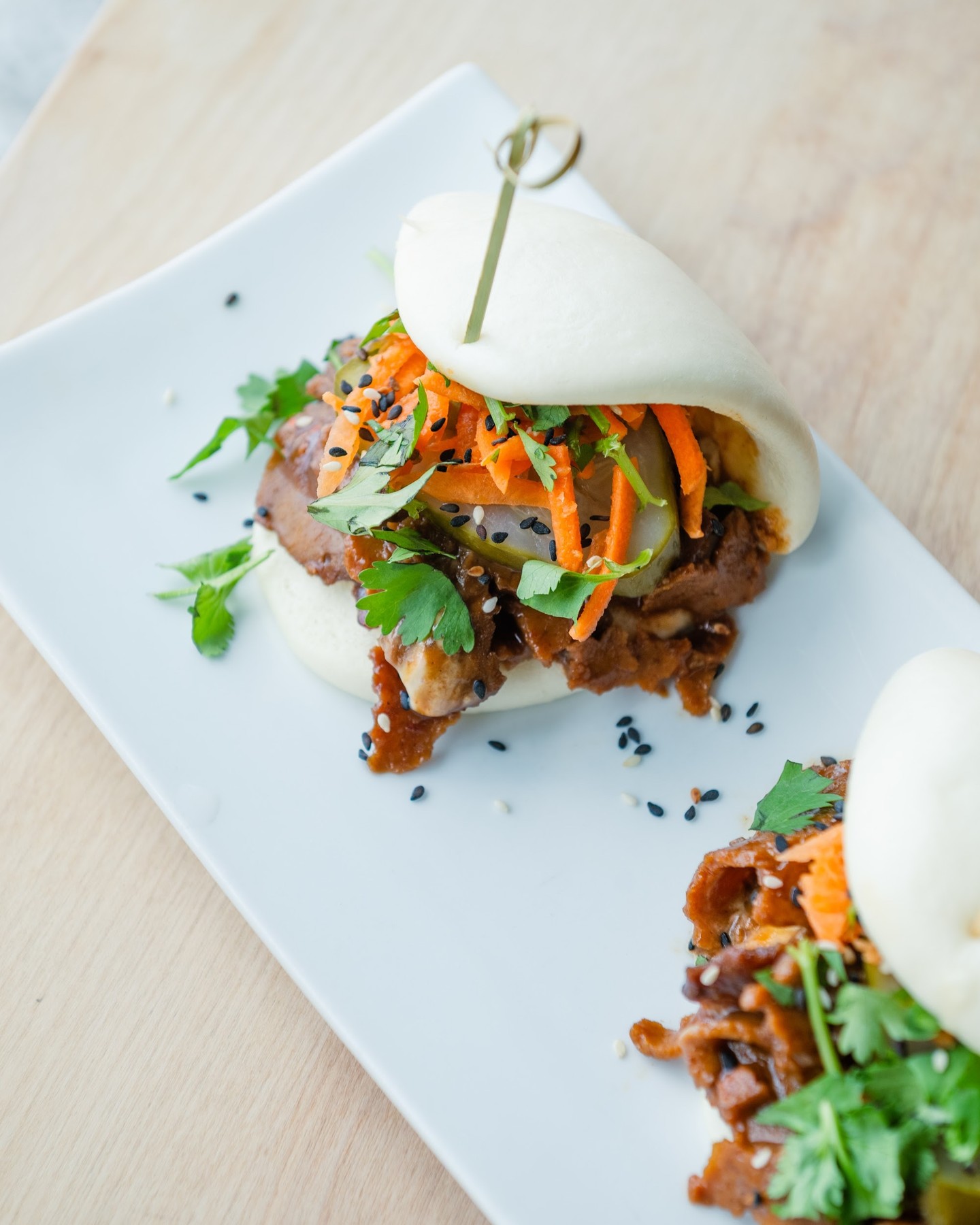 Notre bao mise sur le "brisket" mariné à la sauce hoisin, avec mayonnaise sichuan, concombre mariné sucré, coriandre, ca