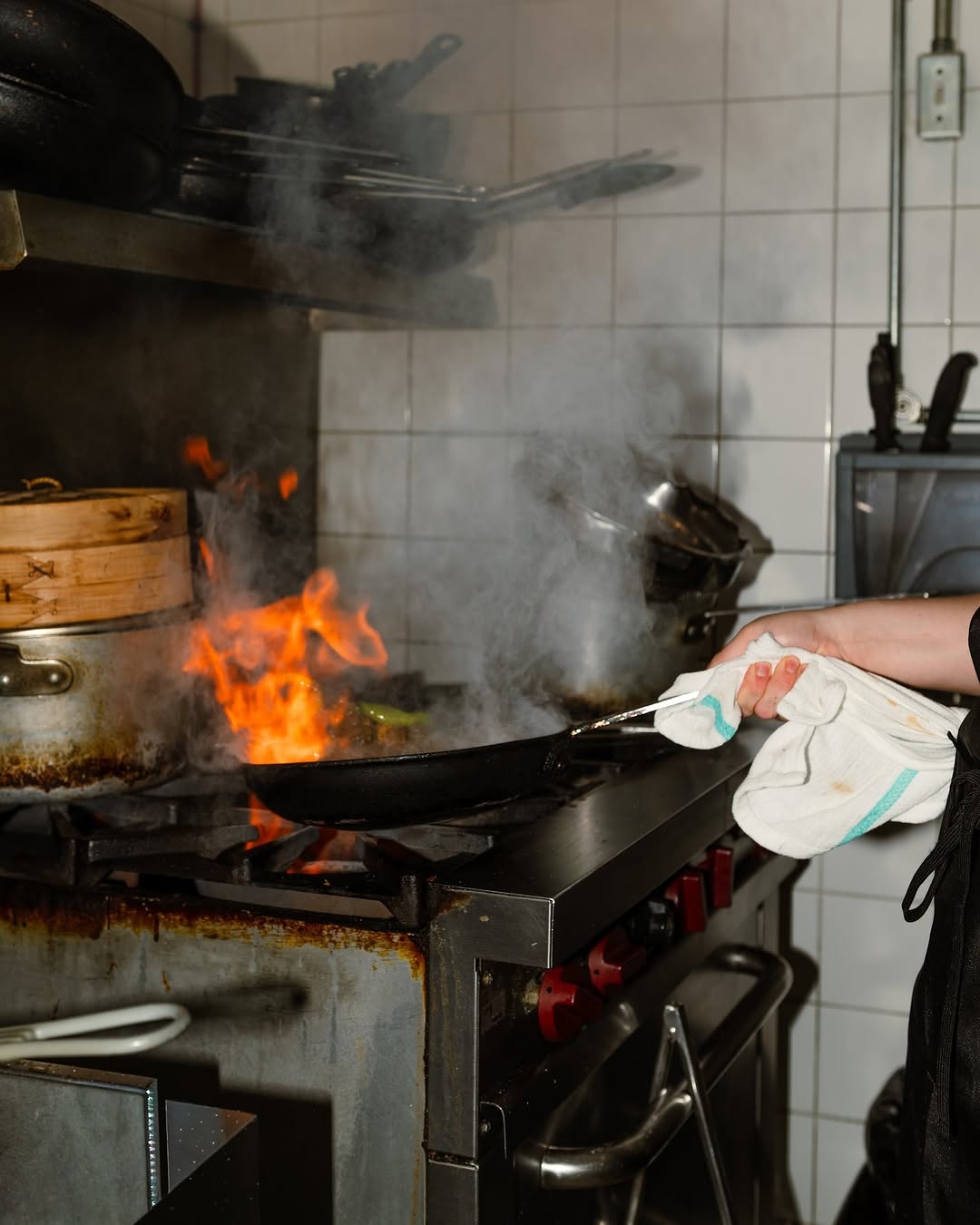 Nos sauces, nos fromages végétaux et nos « viandes » se préparent ici, dans nos cuisines. 🔥 On n'achète aucun substitut