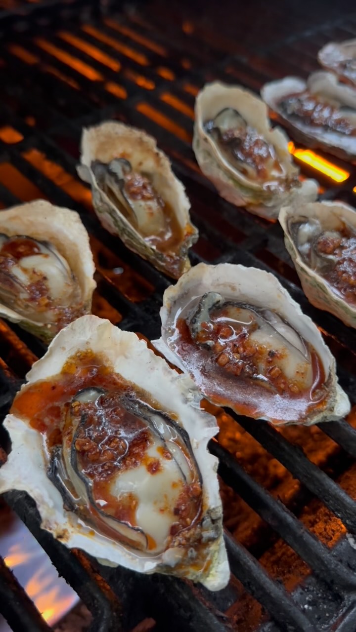 Oysters + @holyduckchili Spot Prawn Chilli Oil = A very easy and delicious snack 🦪🌶️🦐🔥