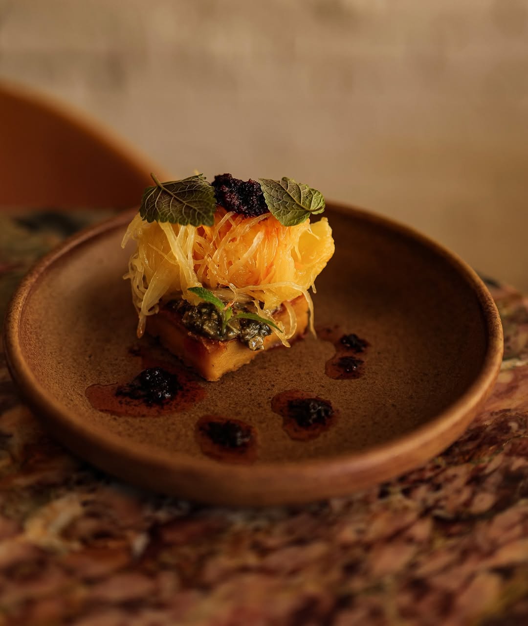 Courge, sauce XO, mélisse et gingembre. On s’inspire du naam gwaa gou, le gâteau de courge cuit vapeur qu’on retrouve da