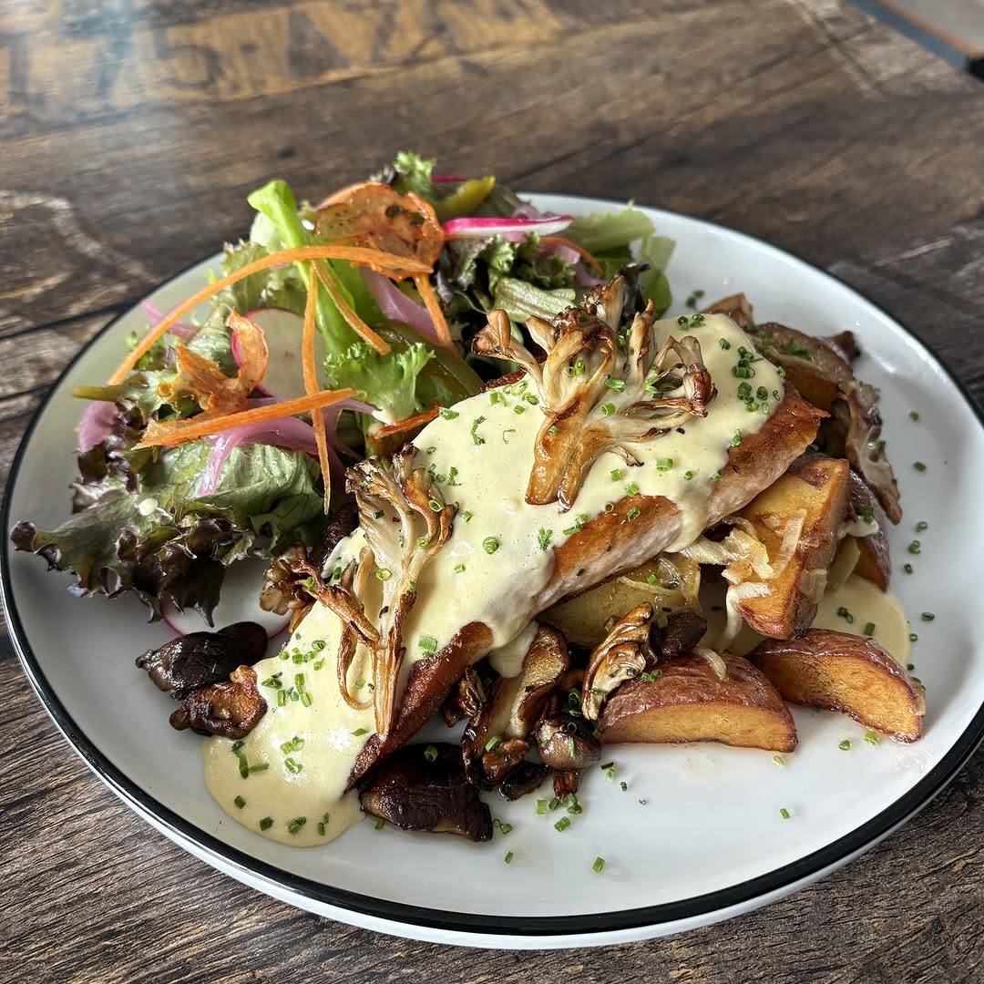 Atlantic Salmon with wild mushrooms, béarnaise