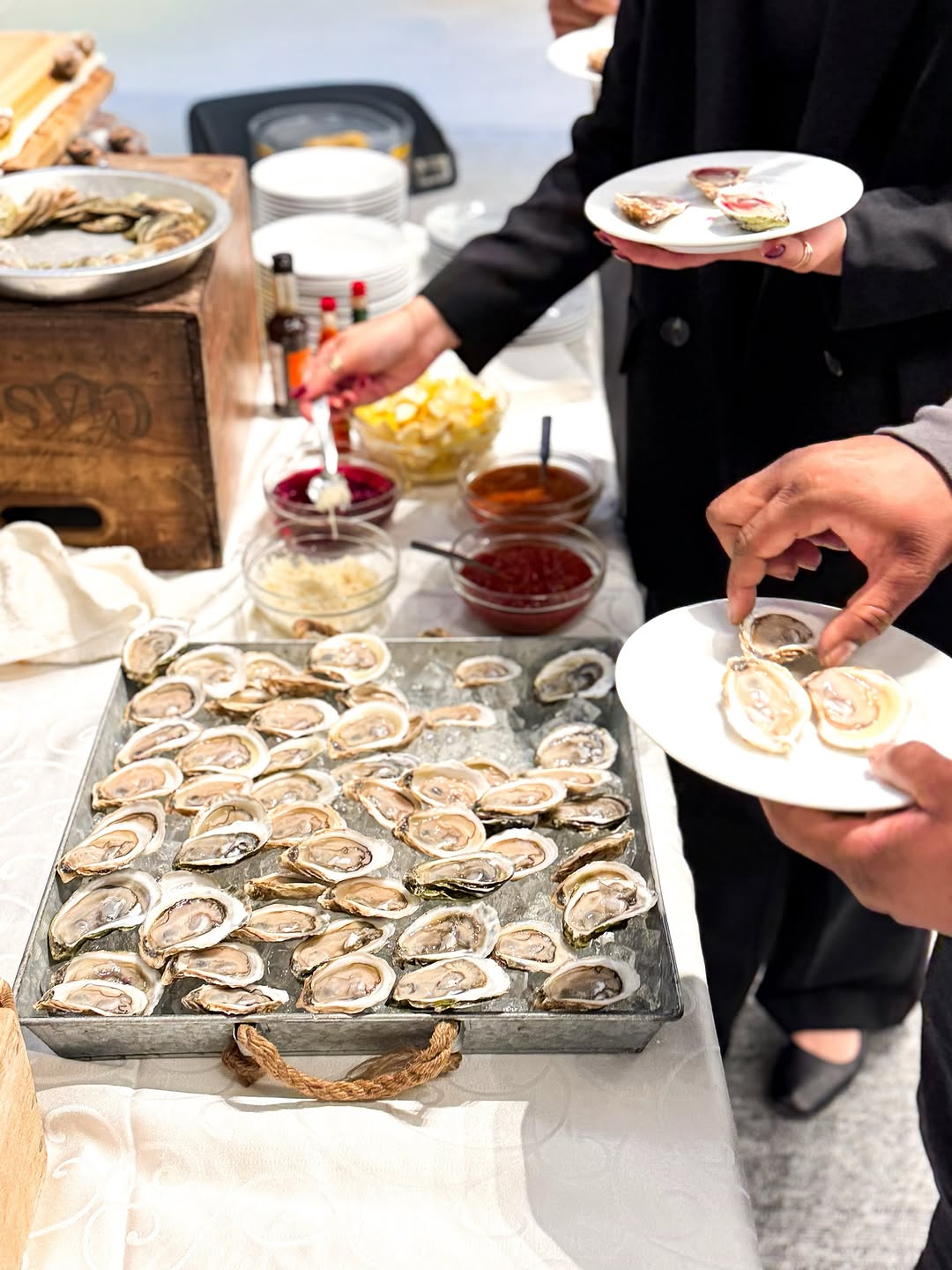 Holiday season on the horizon 👀🥂 have you booked an oyster station for your parties yet?