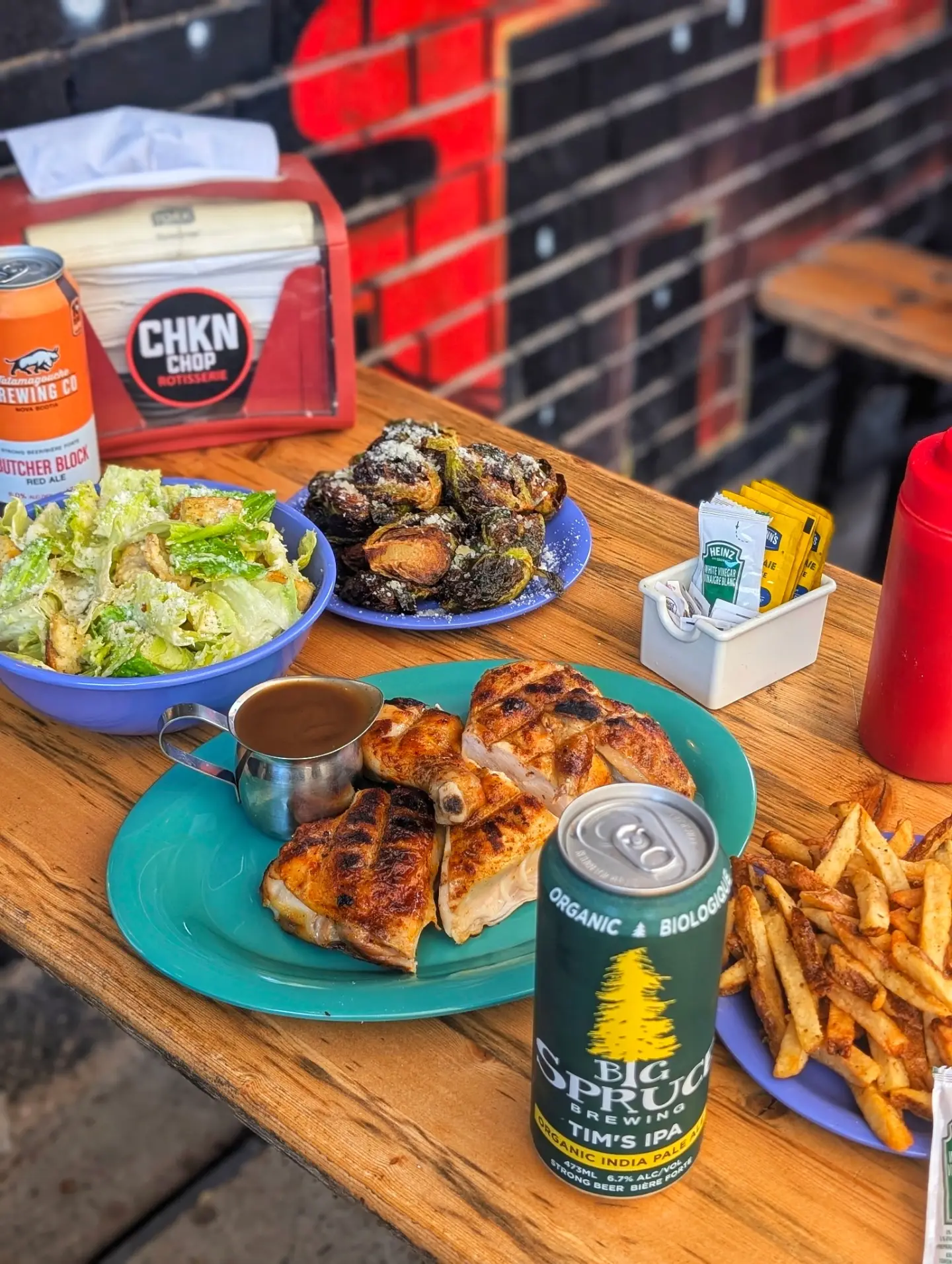 What a beautiful day in the city, come stop by to enjoy a nice meal on the patio! Happy Pride everyone! 🏳️🌈 ❤️